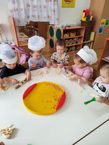 Dani kruha i zahvalnosti za plodove zemlje u našem vrtiću - slika broj: 9